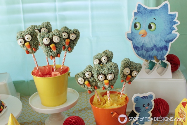 https://spotofteadesigns.com/wp-content/uploads/2017/10/Daniel-Tiger-Birthday-Party-O-owl-Rice-Krispies-Treats-final-table.jpg