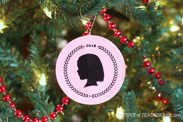 silhouette ornaments using cricut iron on vinyl | spotofteadesigns.com